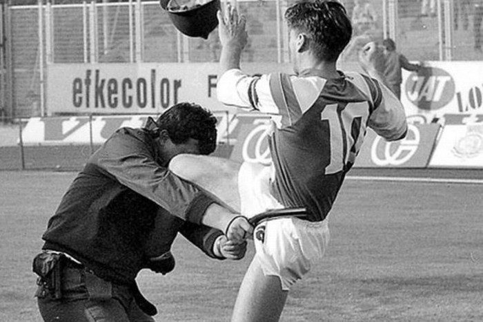 Futbol diýip äwmezlik etmäñ, Ýugoslawiýany iki futbolçy dagatdy