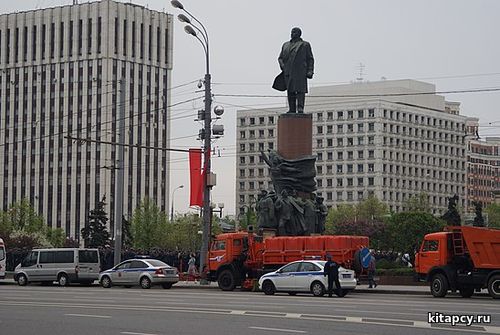 Heýkellere we köçe atlaryna garşy söweşmek