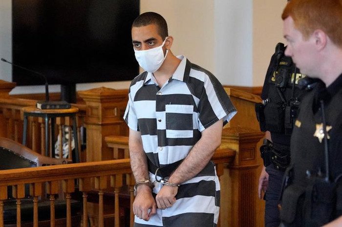 Salman Rüşdiniñ münberde pyçaklanmagy barada aýdany