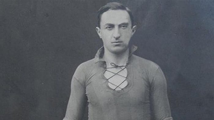 Futbol diýip äwmezlik etmäñ, Ýugoslawiýany iki futbolçy dagatdy