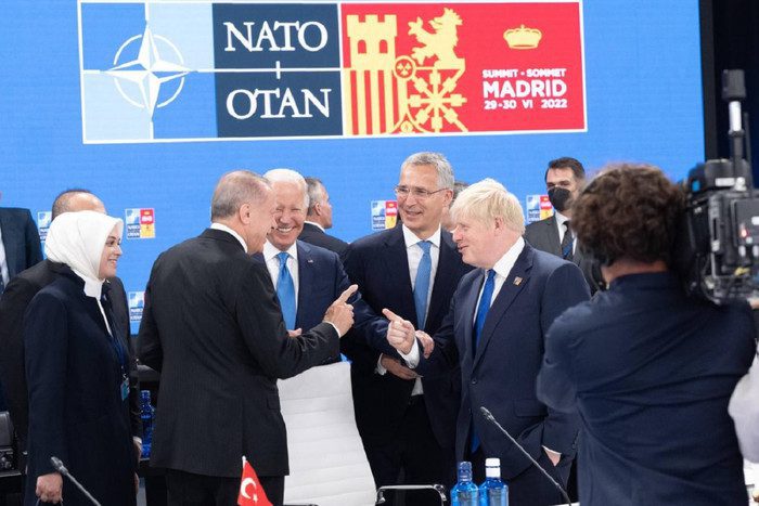 NATO: Günbatar siwilizasiýasynyñ parçasymy ýa könelişen jeñ maşynymy?