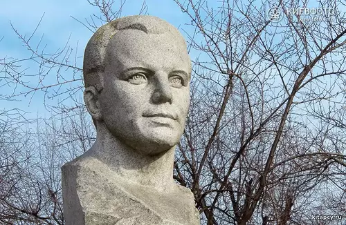 Heýkellere we köçe atlaryna garşy söweşmek