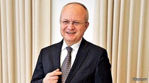 Kürsiniñ ýakymy: Oturansoñ turasy gelýän ýok